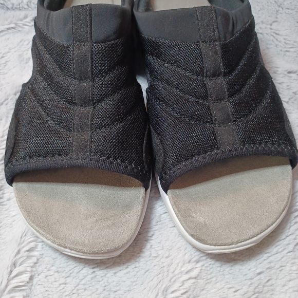 Easy Spirit Black Sandals - Picture 1 of 7